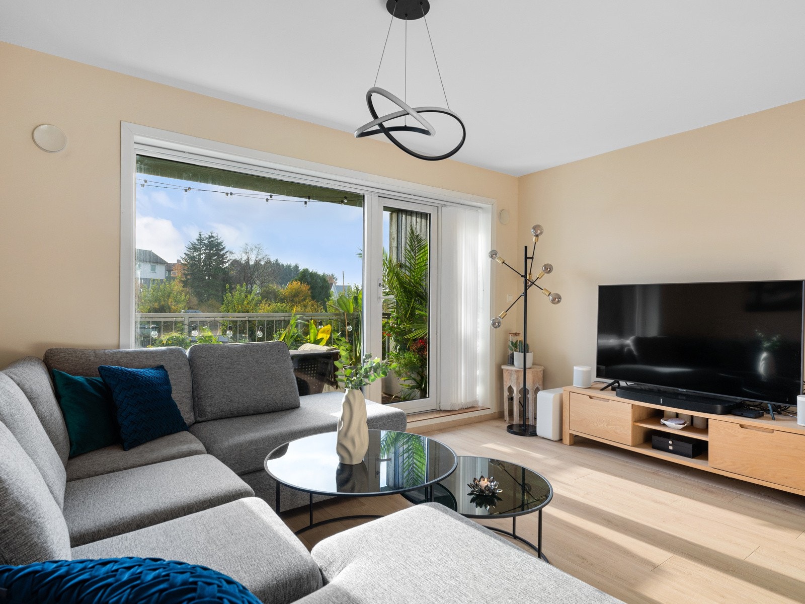 Lys og flott stue med utgang til balkong Galleribilde