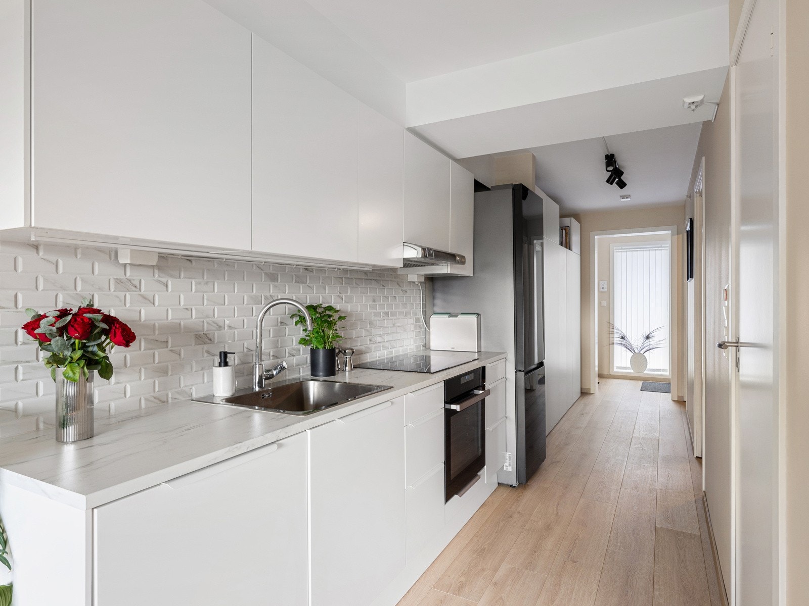 Tidløst og pent kjøkken med integrert stekeovn, platetopp og oppvaskmaskin Galleribilde