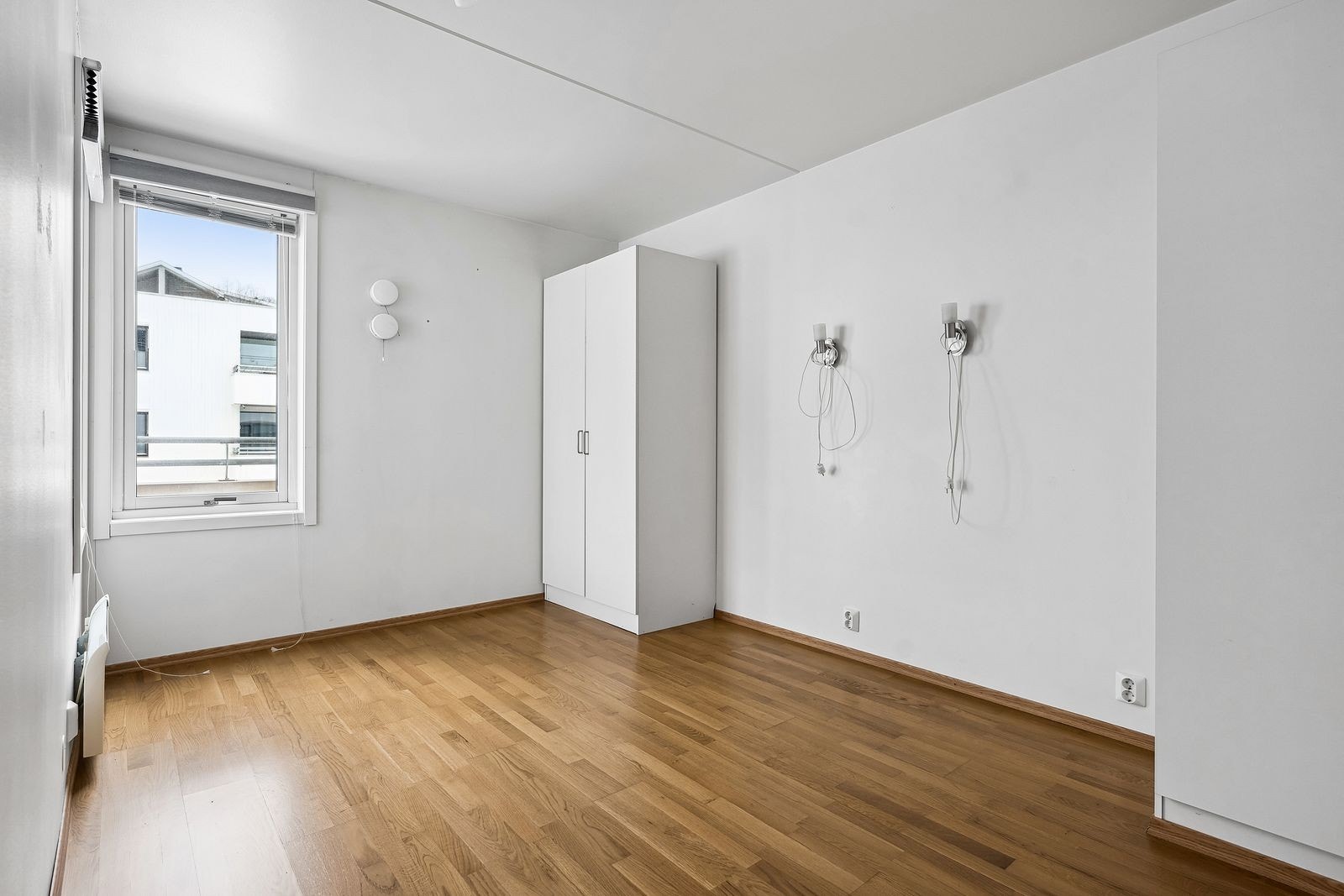 Romslig soverom med plass til dobbeltseng. Galleribilde