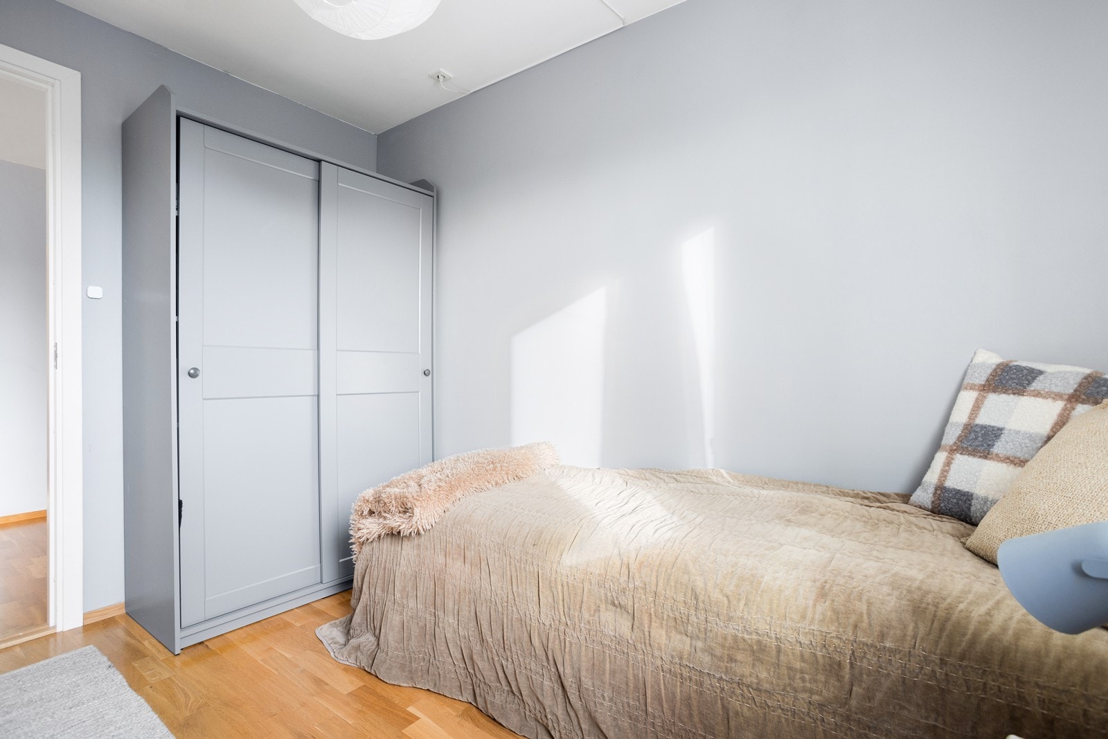 Lagringsplass i skyvedørsgarderobe. Galleribilde