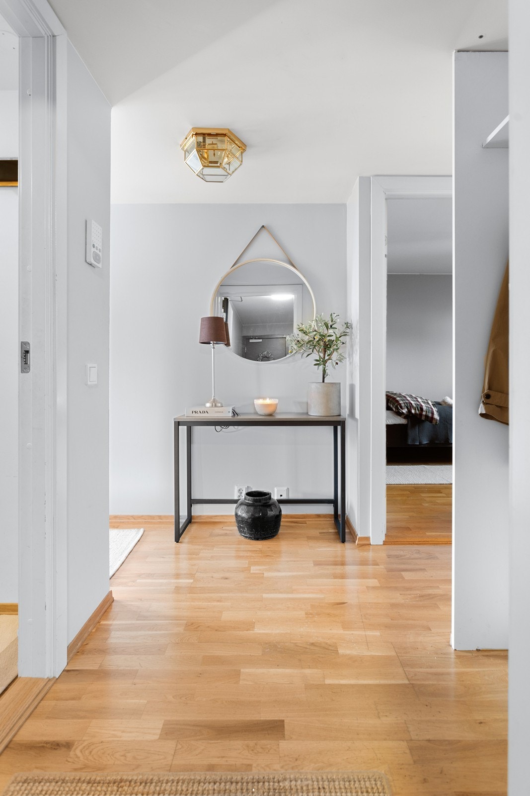 Innbydende entré med heisadkomst. Galleribilde
