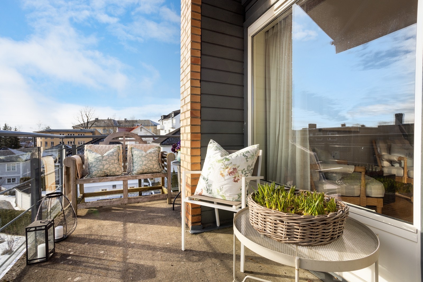 Fra stuen er det utgang til to balkonger. Denne balkongen ligger sydvestendt og er på ca. 7,5 m². Galleribilde