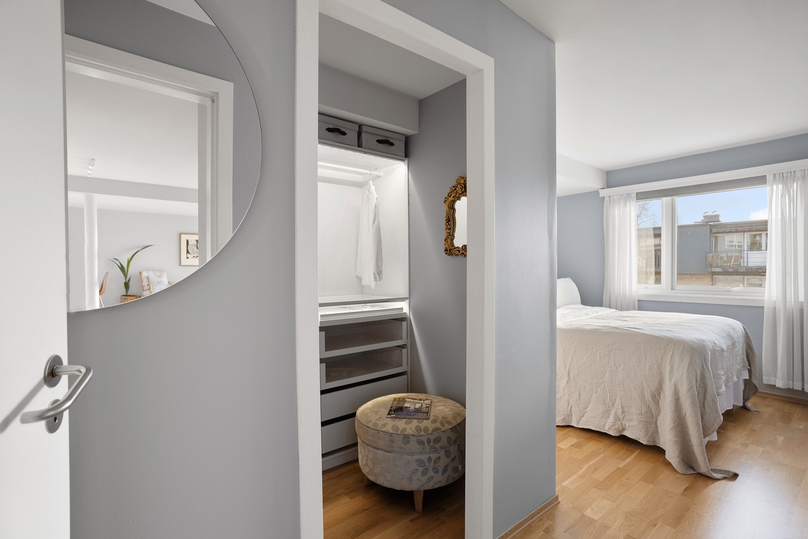 Hovedsoverommet har eget bad "en- suite" og walk-in closet. Galleribilde