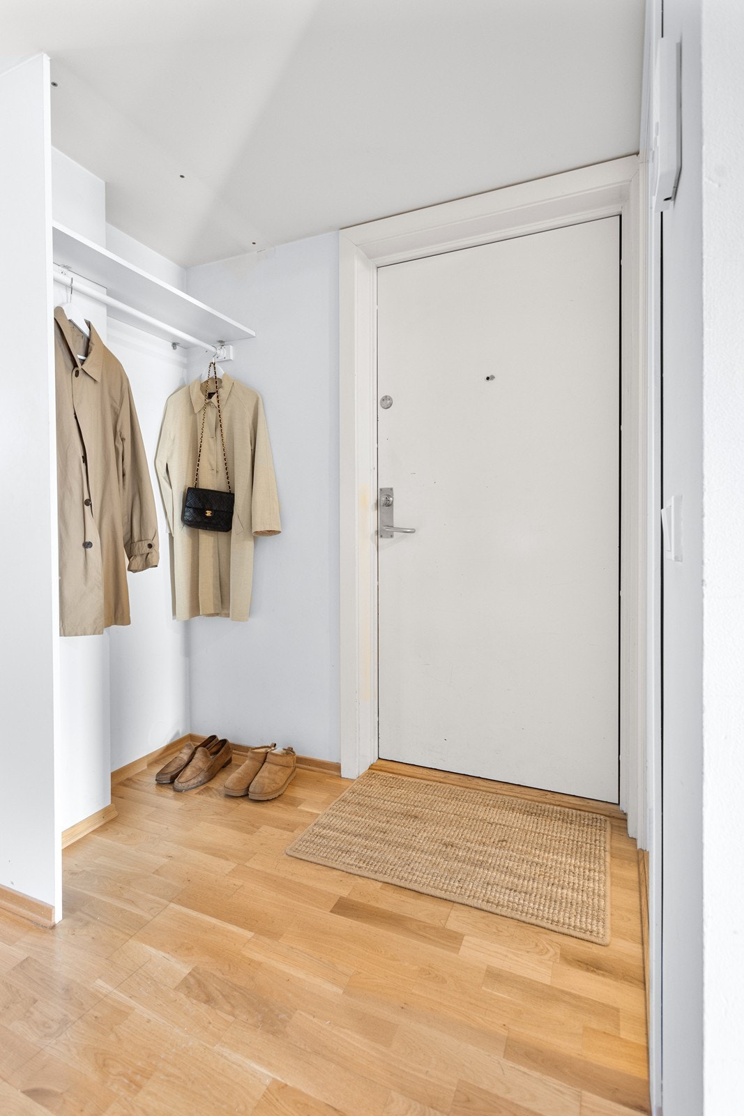 Garderobenisje til oppheng av ytterjakker. Galleribilde