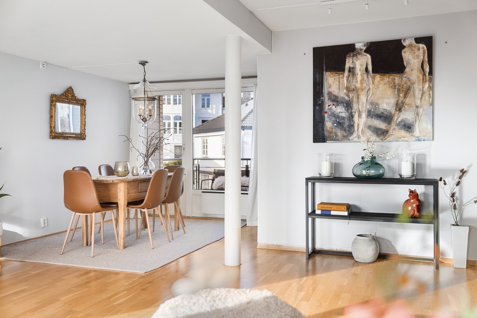 Det er lettvegg mot kjøkkenet slik at det er mulighet for å åpne opp om ønskelig. Galleribilde