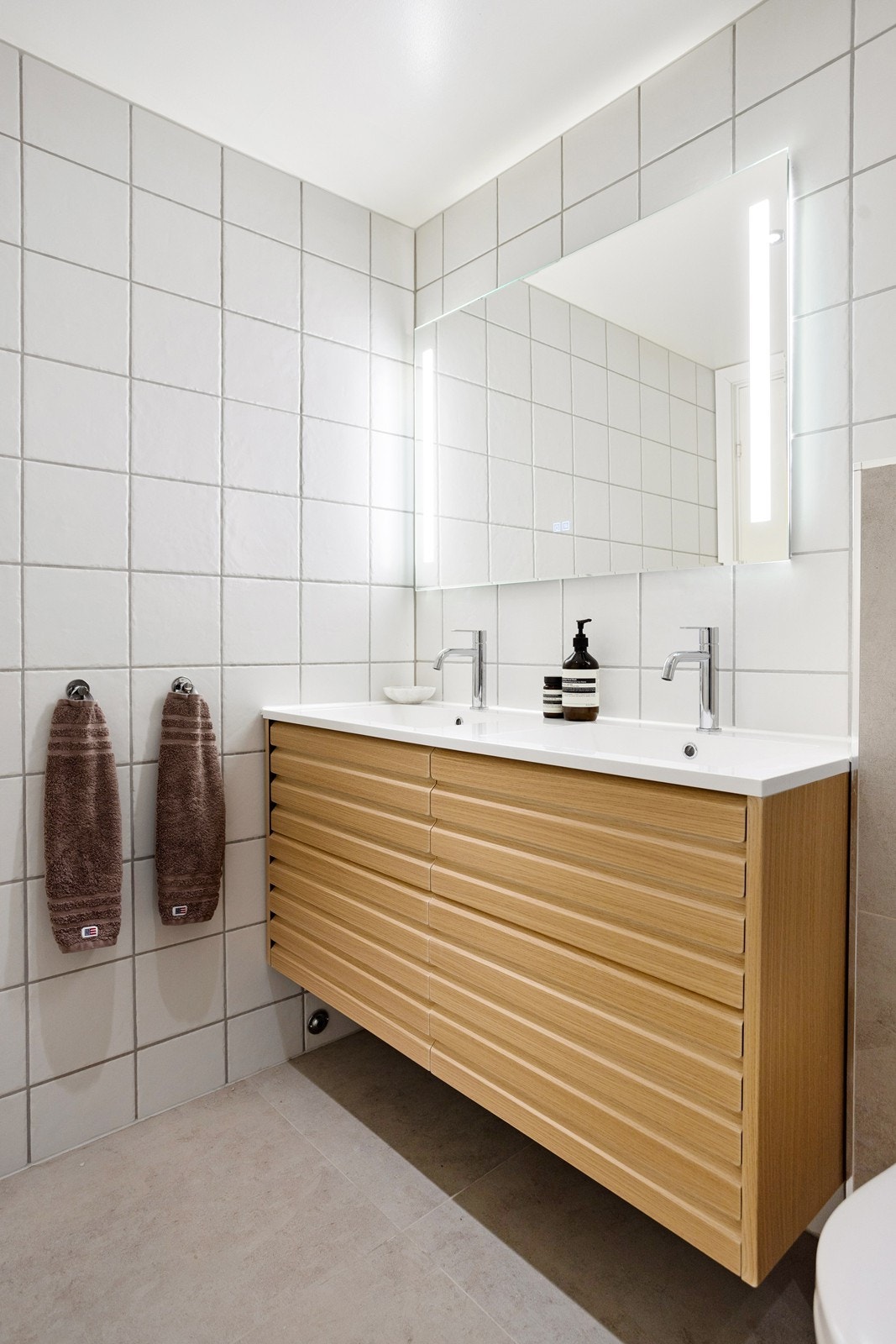 Veggmontert dobbel servantskap. Galleribilde