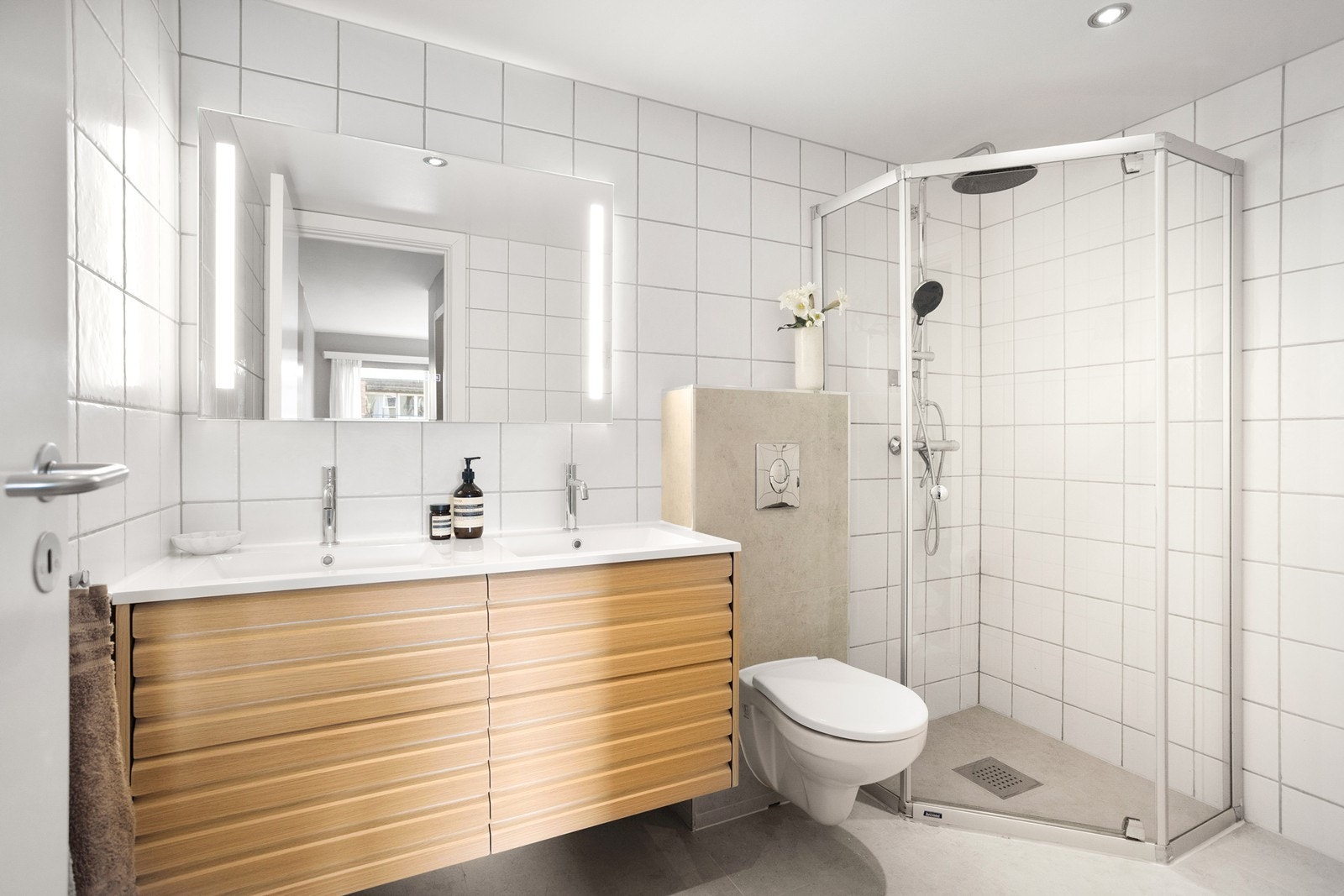 Badet som ligger i forbindelse med hovedsoverommet er oppgradert med flis-på-flis på gulvet og ny innredning i 2025. Galleribilde