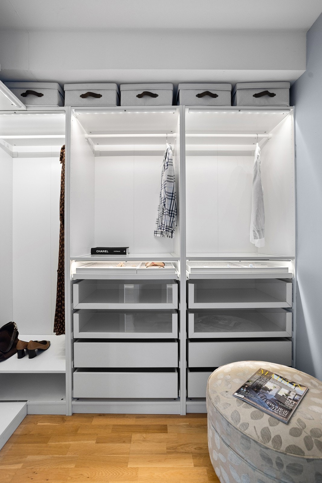 Stort garderobeskap i walk-in closet. Galleribilde