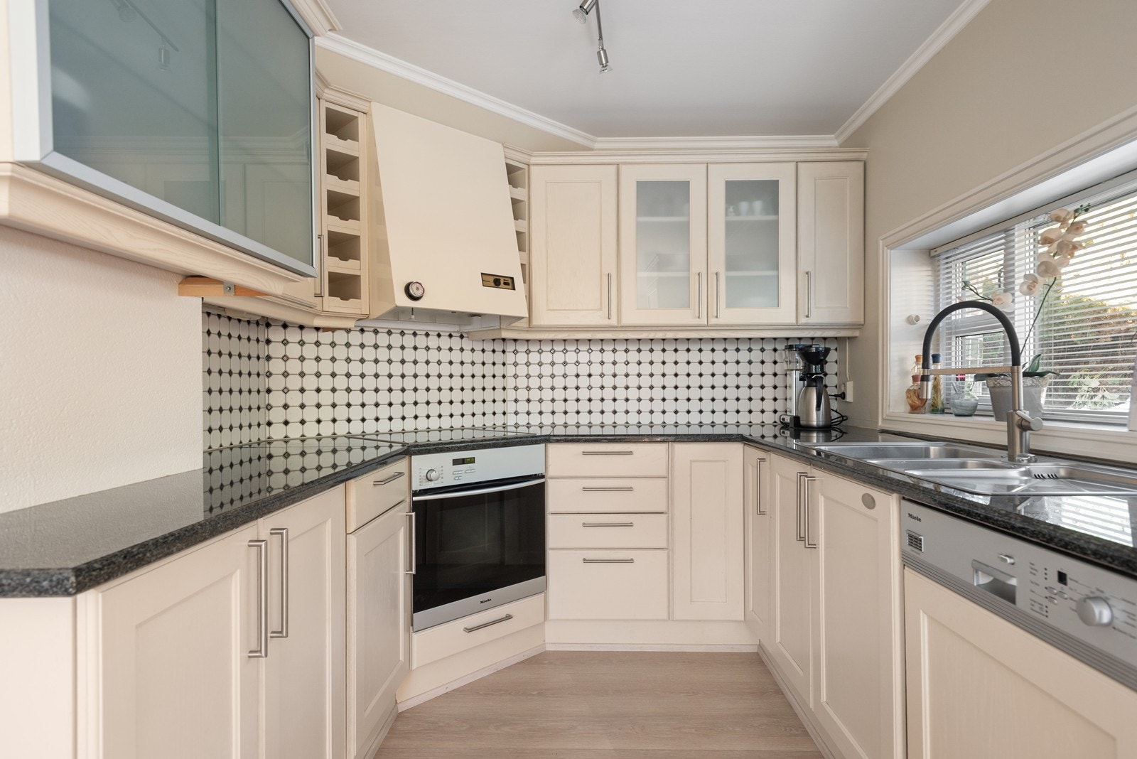 Praktisk og delikat kjøkken med mye skap- og benkeplass Galleribilde