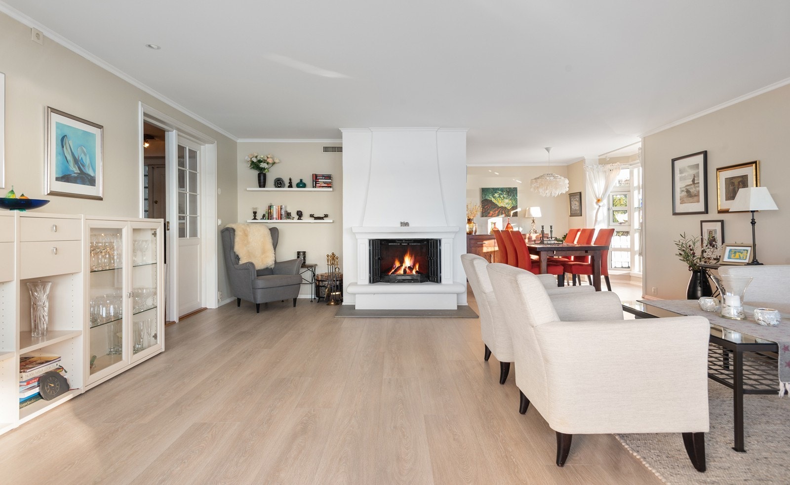 I stuen er det også en hyggelig peis Galleribilde