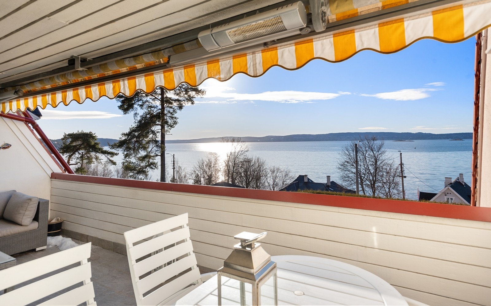 Sjeldent attraktiv terrasseleilighet med praktfull fjordutsikt og 2 garasjeplasser Galleribilde