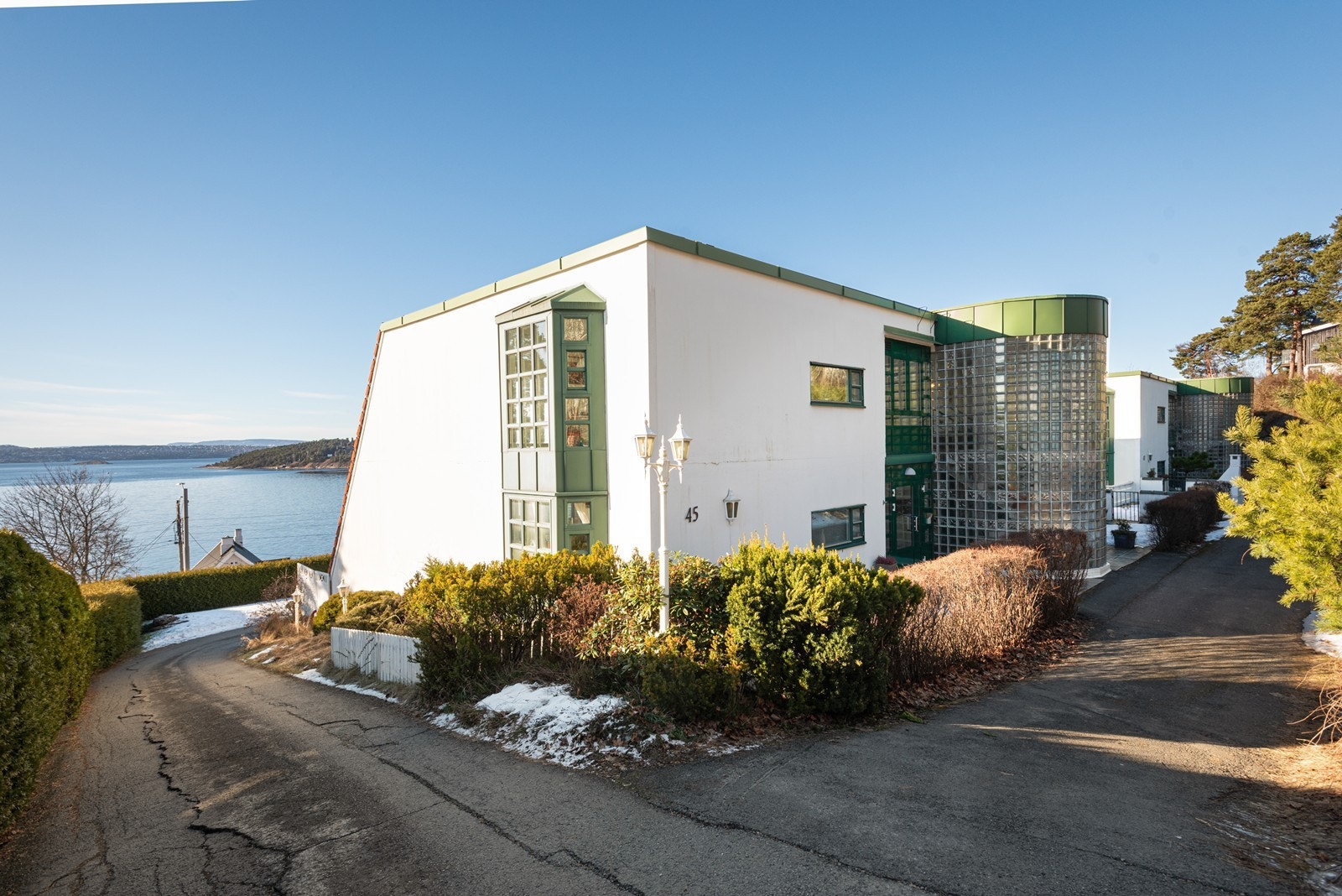 Fasade og nedkjøring til garasje Galleribilde