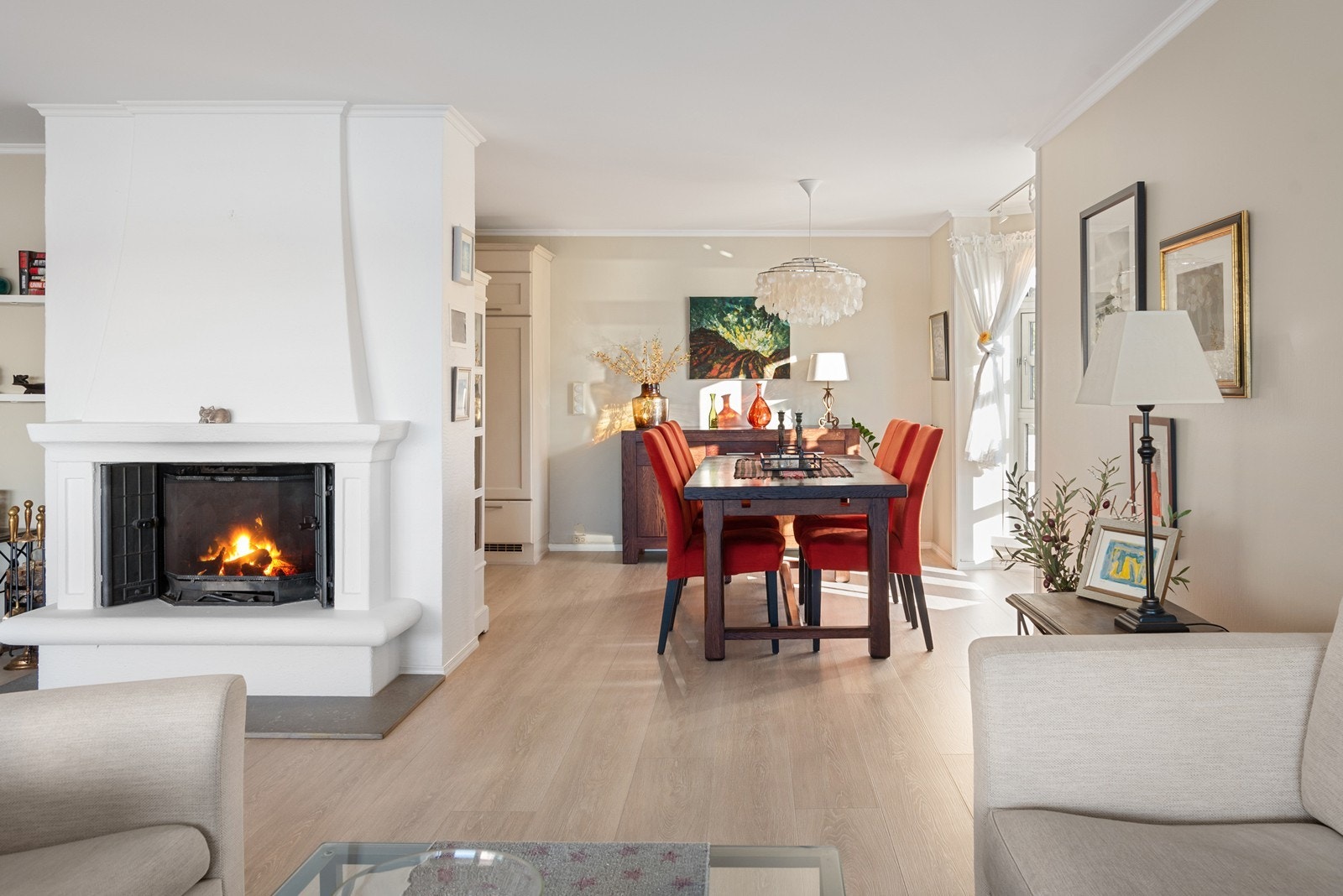 Naturlige soner gjør det lett med stor spisestue i tilknytning til kjøkkenet Galleribilde