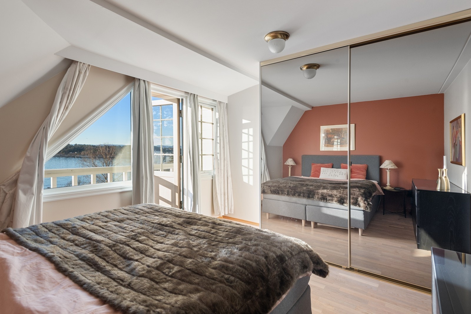 Stor skyvedørsgarderobe med gode oppbevaringsmuligheter Galleribilde