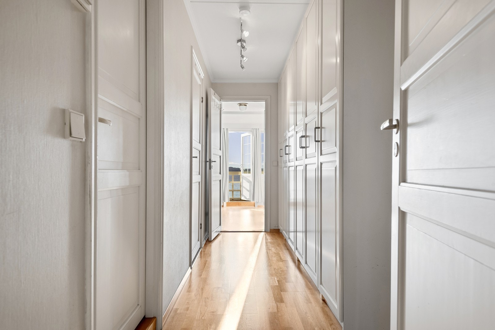 Mellomgang med stor garderobe og adkomst til begge soverommene + bad Galleribilde