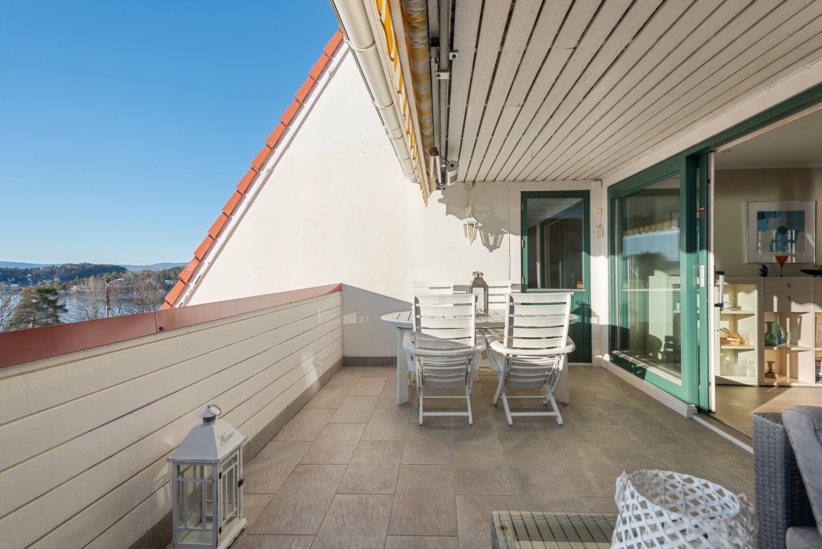 Her er det god plass til det man måtte ønske av utemøbler Galleribilde