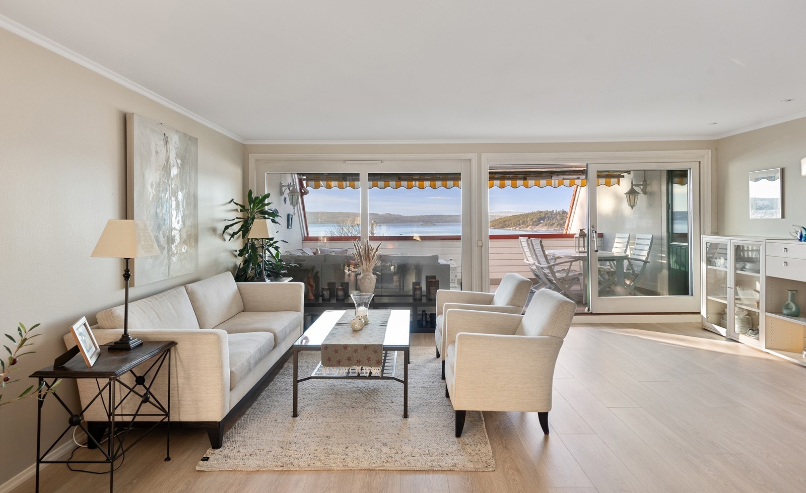 Meget god planløsning med åpne og sosiale rom Galleribilde