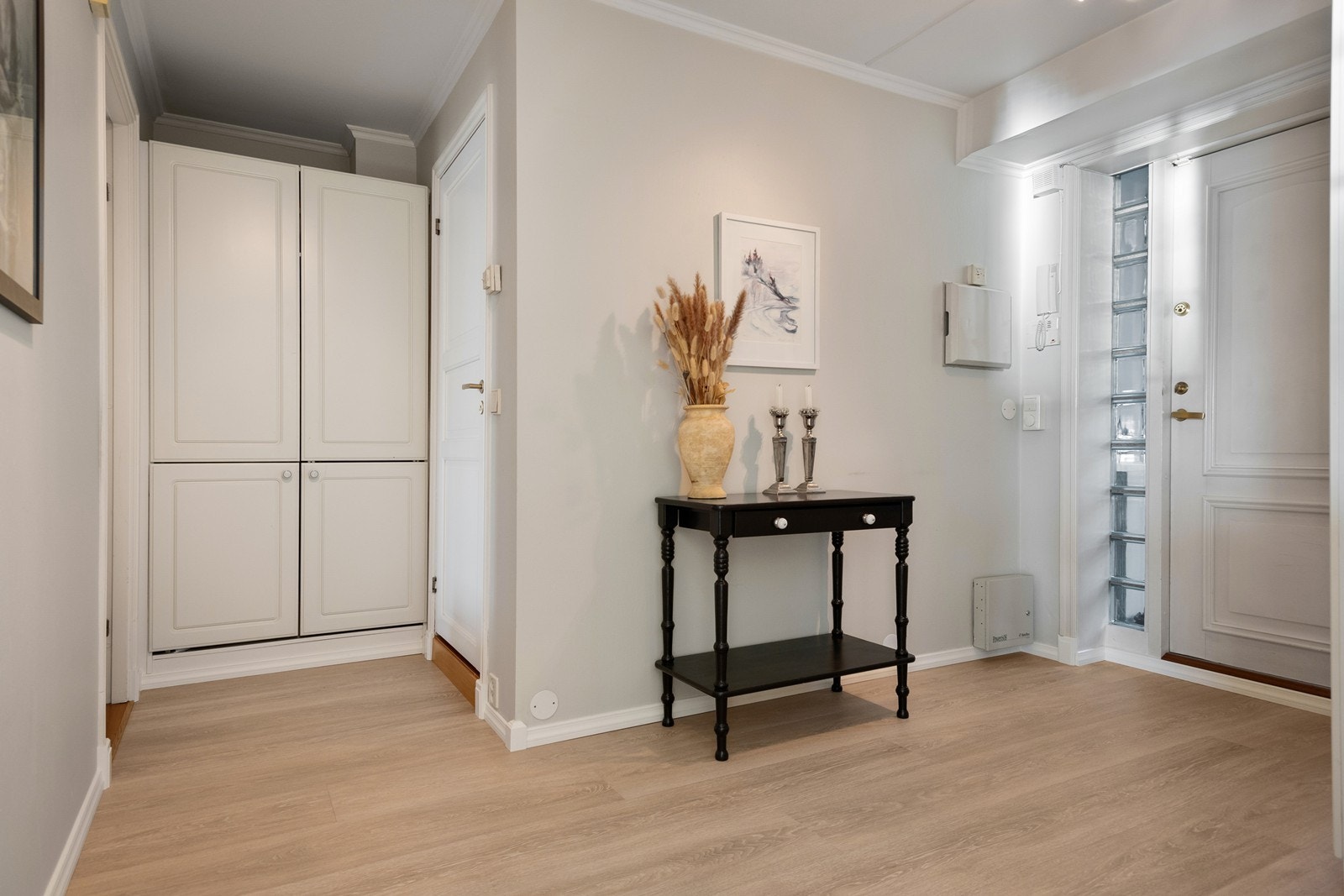 Entrè med garderobeskap Galleribilde