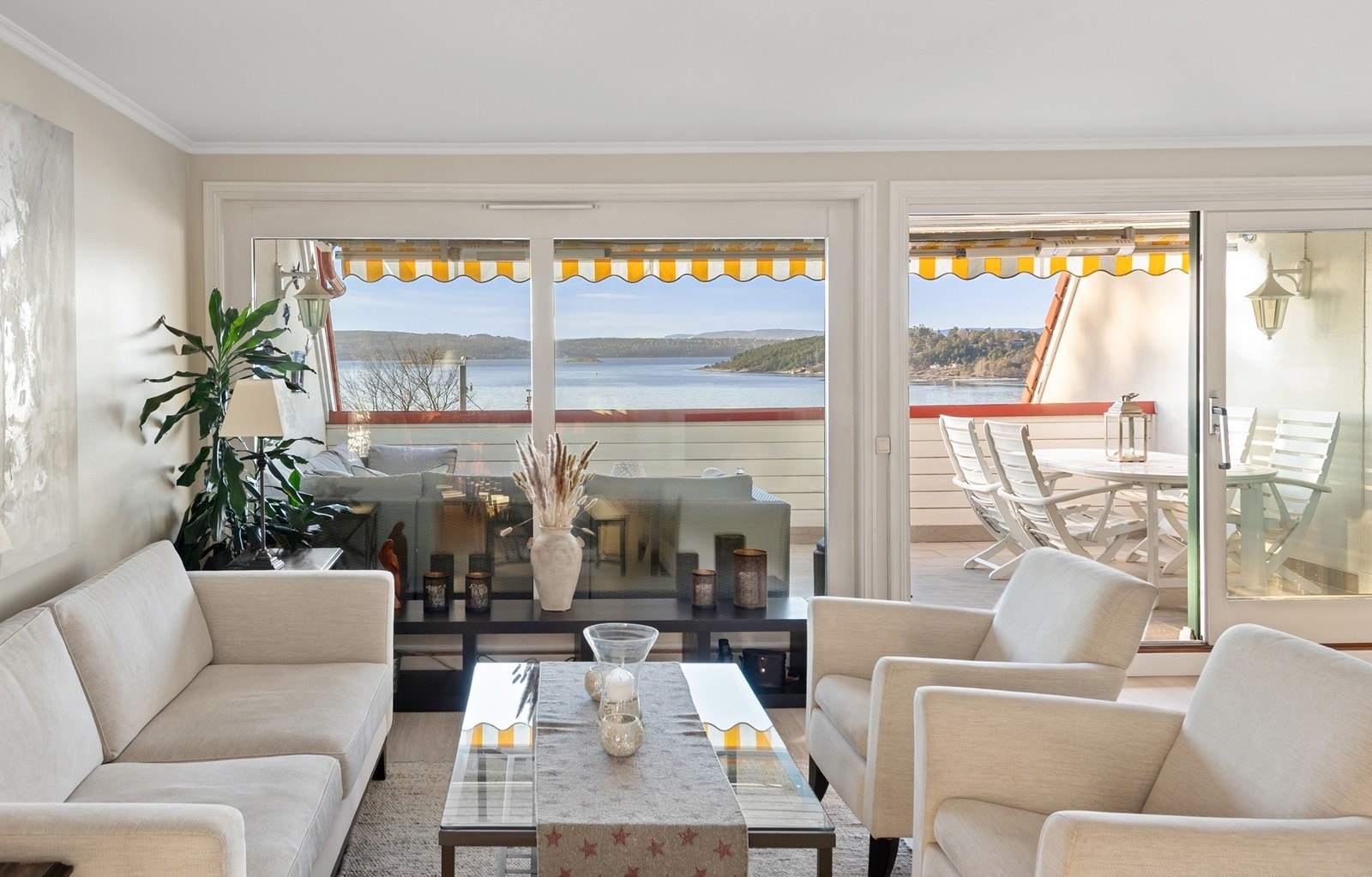 Den vakre utsikten kan nytes fra alle rom Galleribilde