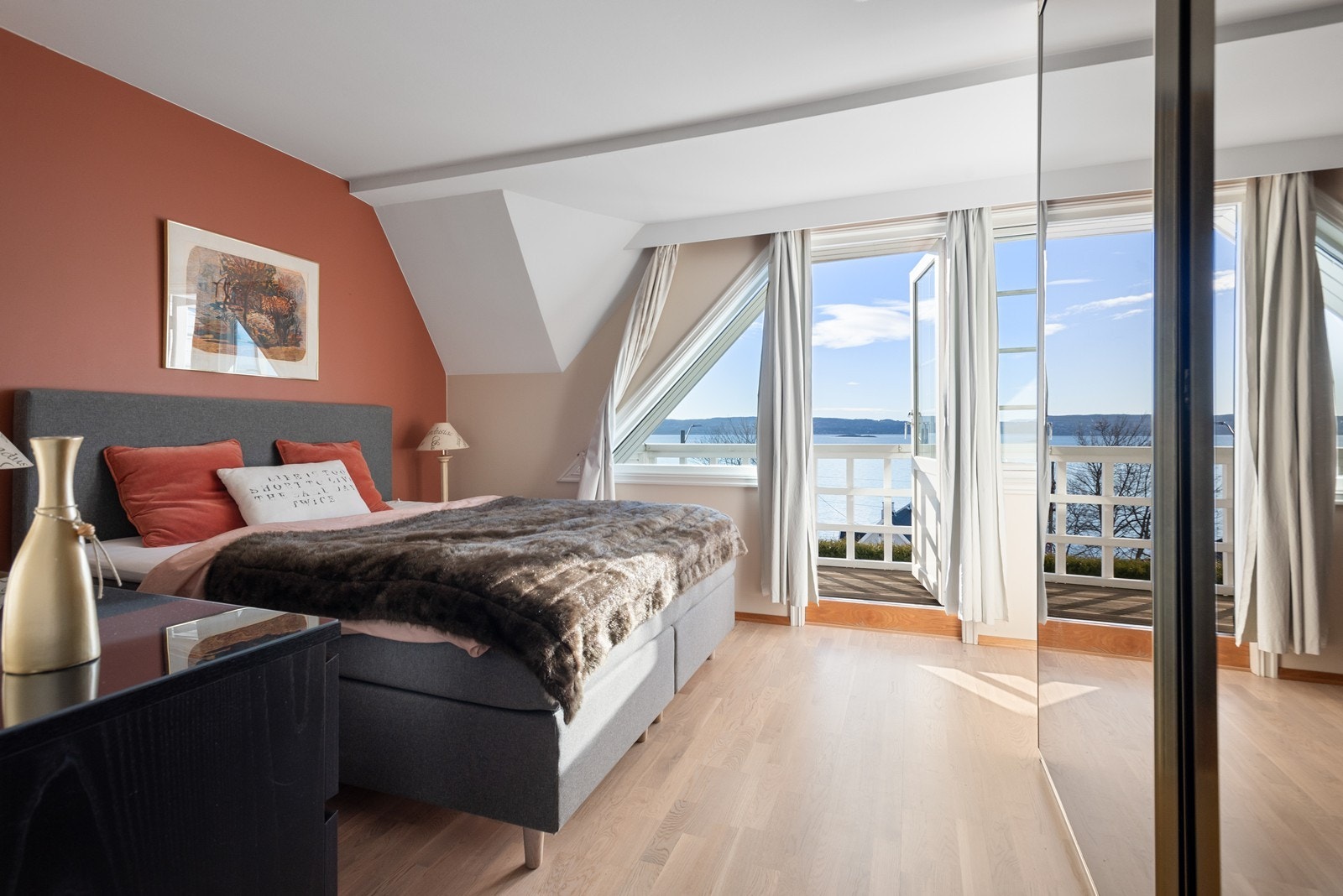 Hovedsoverom med balkong og den samme spektakulære utsikten Galleribilde