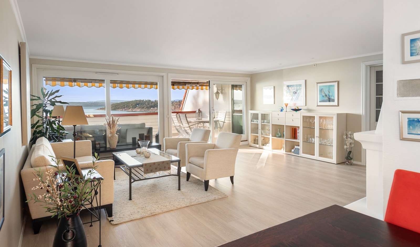 Lys stue med store vindusflater som slipper inn rikelig med naturlig lys Galleribilde