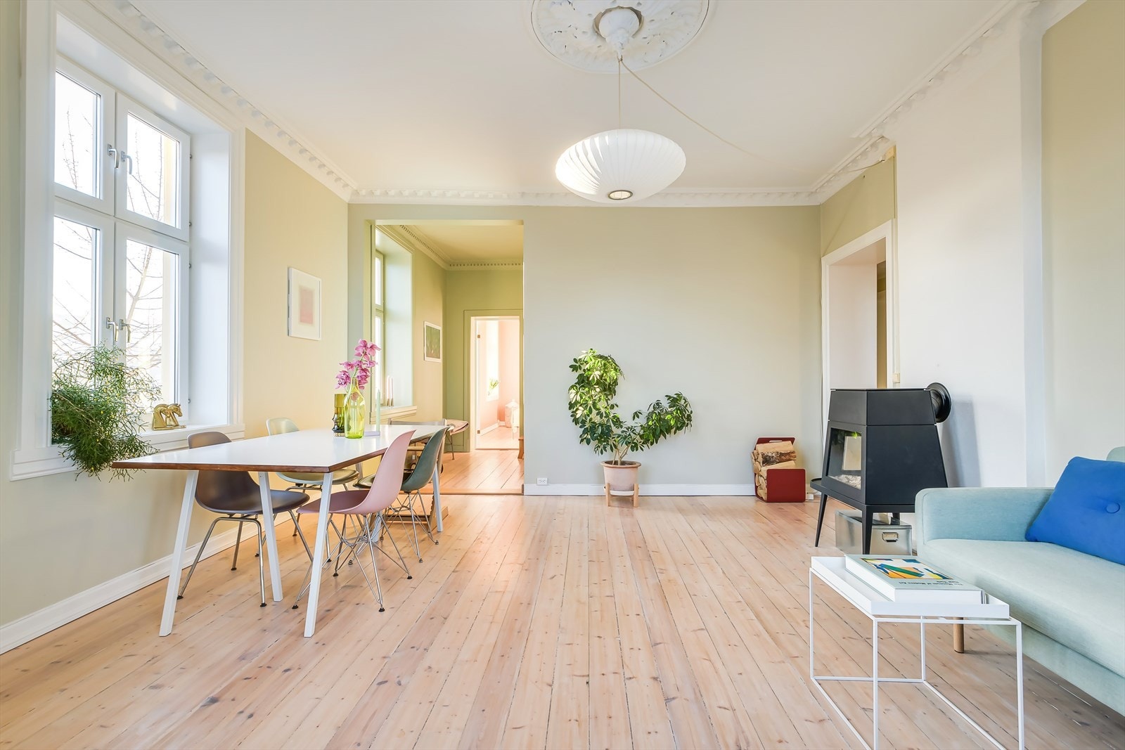 Stuen og kjøkkenet har en delvis åpen planløsning Galleribilde