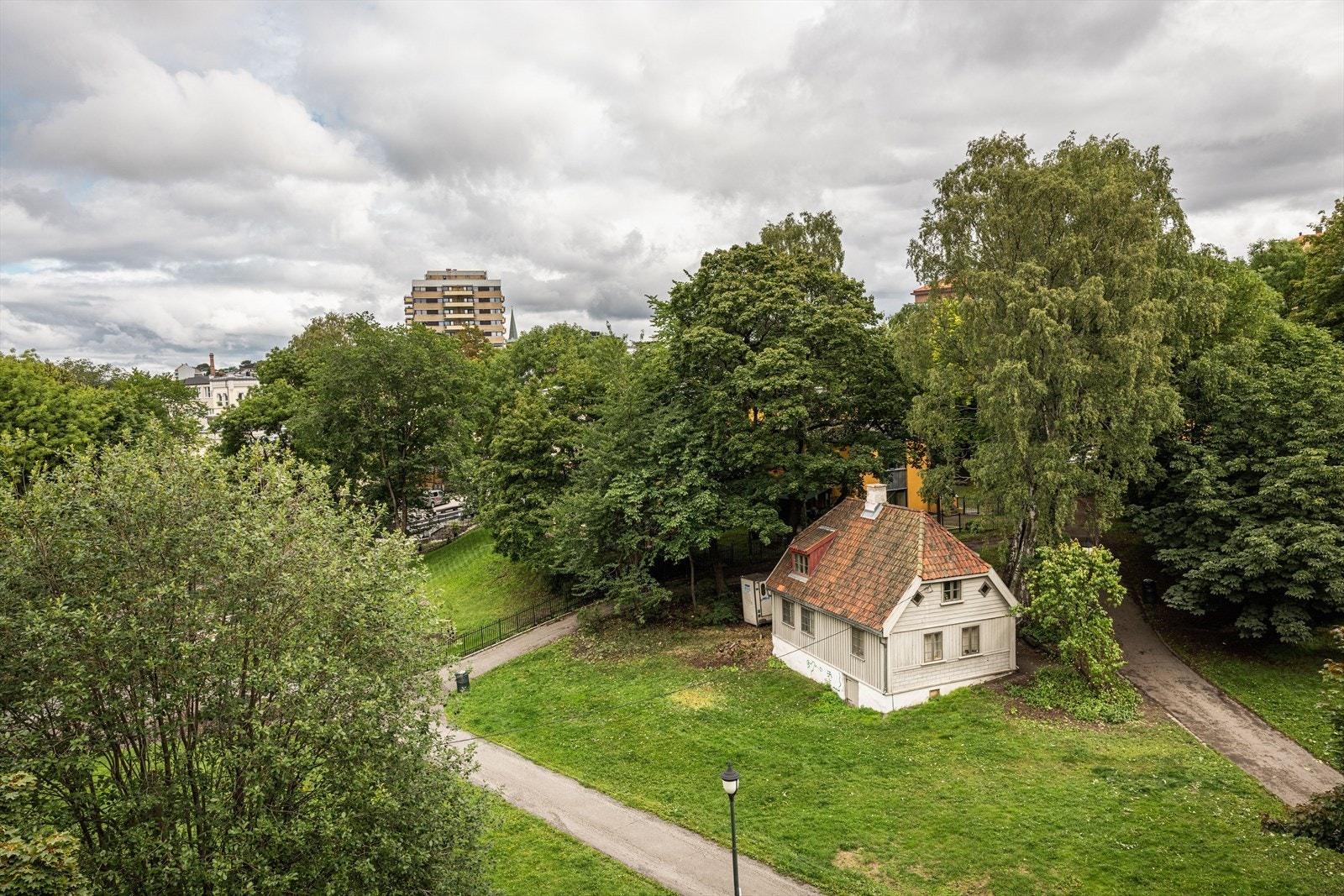 Frodig parkutsikt på sommerhalvåret. Galleribilde