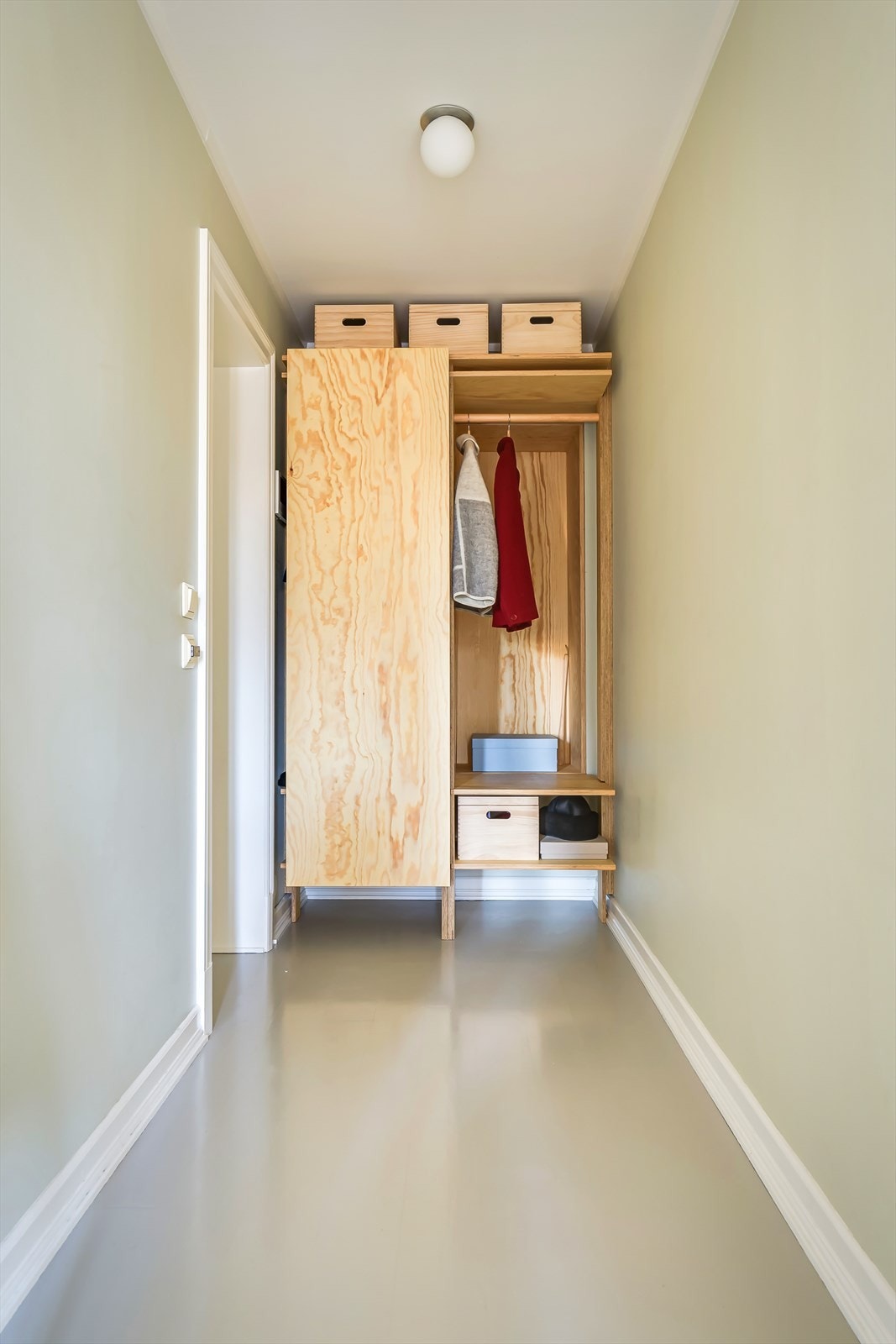 Plassbygget garderobeskap og bokhylle i gang med 18mm furufinér behandlet med hardvoksolje Galleribilde