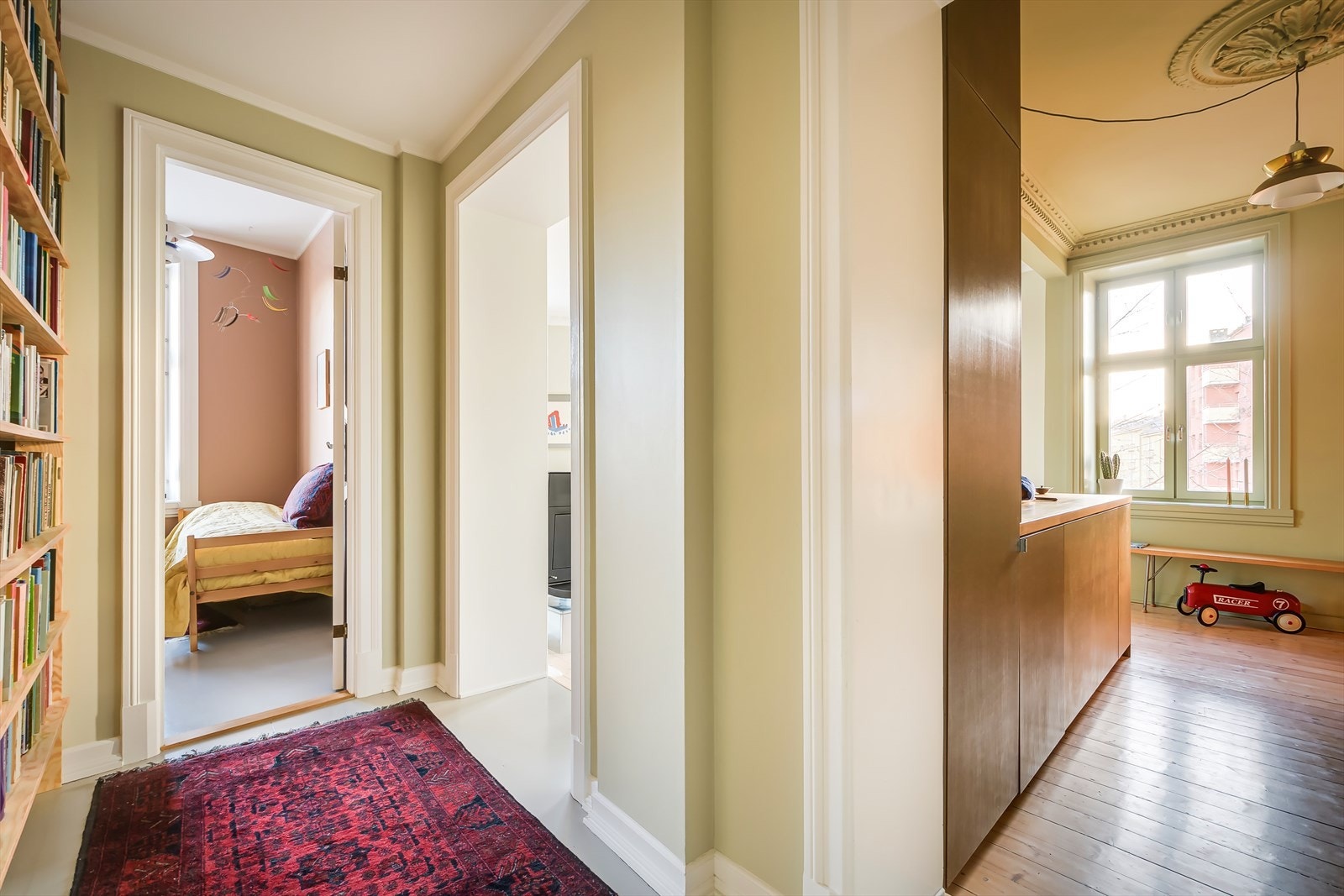 Leiligheten disponerer totalt tre boder. To stk på loftet (3 og 4 kvm) og en i kjeller på 6 kvm. Galleribilde