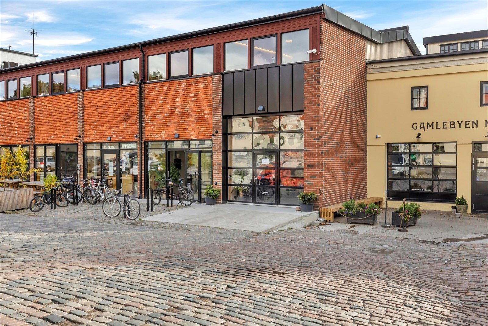 Lokale ZZ Pizza er kjent for sine kreative toppingkombinasjoner og sprø bunn - et favorittsted for mange! Galleribilde