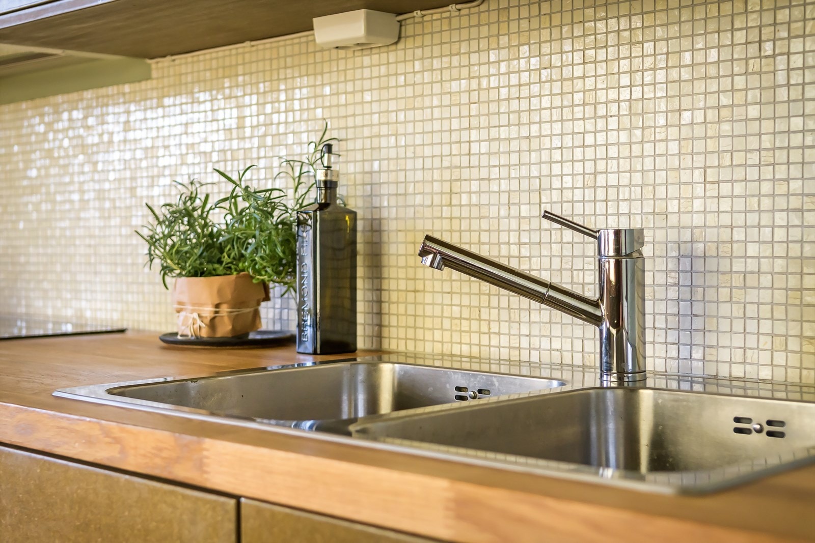 Stilfulle fliser mellom overskap og kjøkkenbenk Galleribilde