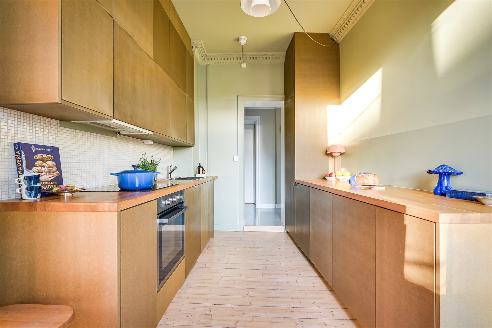 Kjøkkeninnredning av vannbestandig, gjennomfarget MDF (finmalte trefibre) behandlet med olje, og benkeplate i heltre (eik) Galleribilde