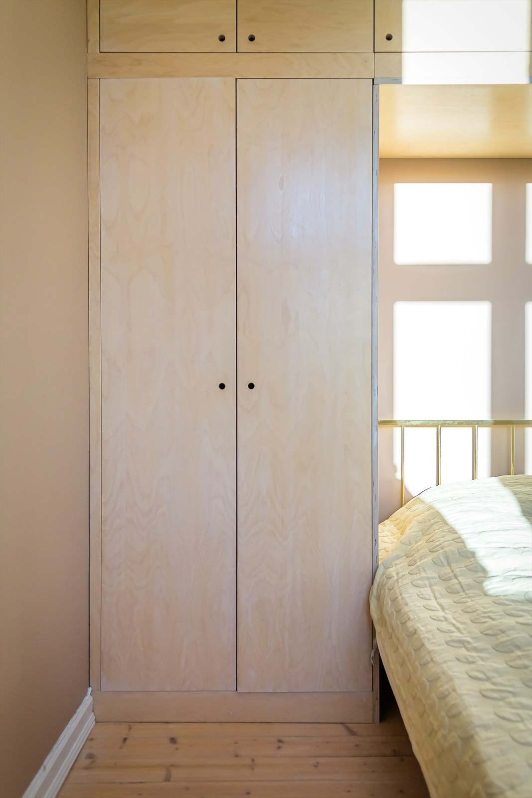 Hovedsoverommet er av god størrelse med plass til dobbeltseng, nattbord og garderobeskap Galleribilde