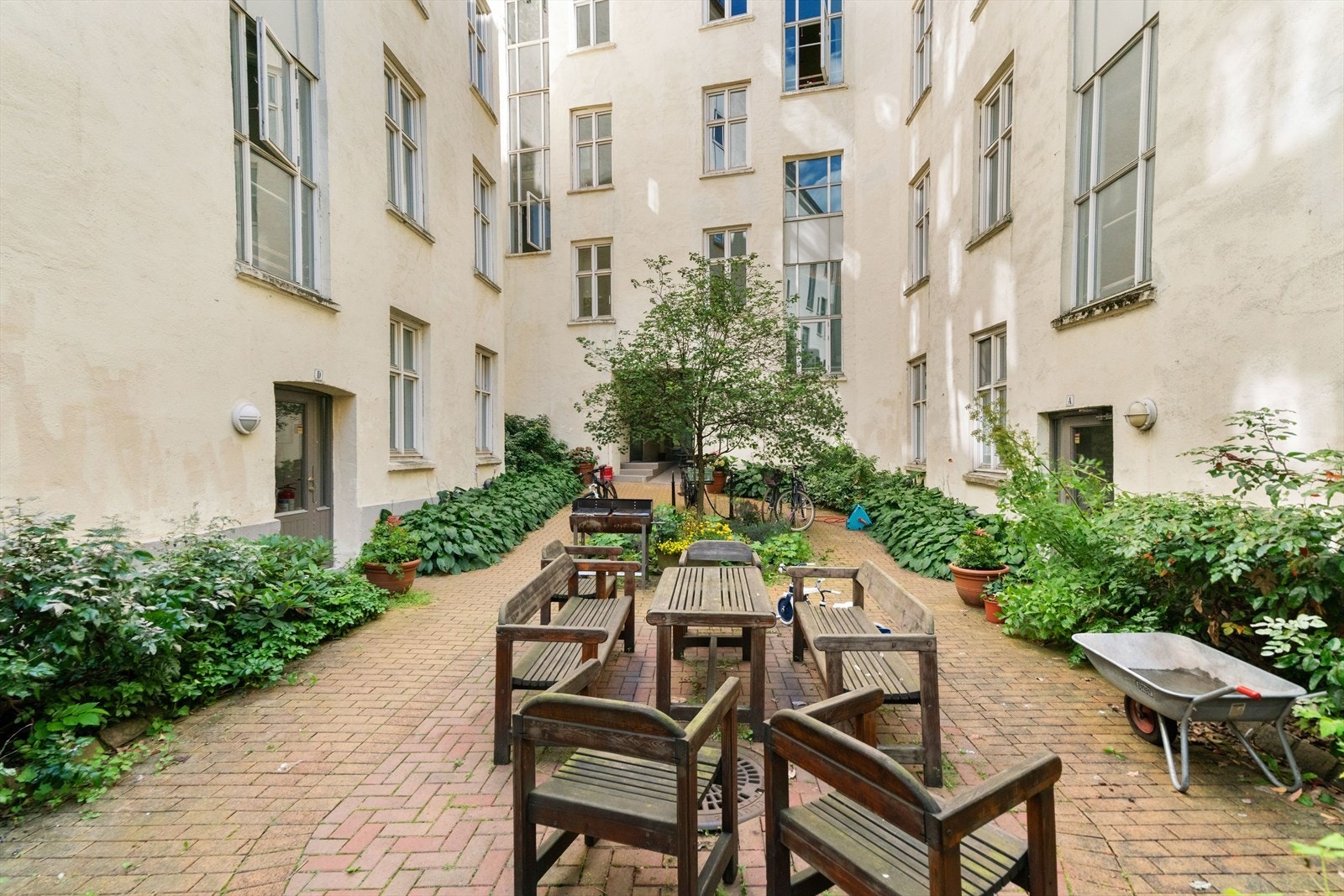 I bakgården er det flott beplantning og sittegrupper til glede for beboerne Galleribilde