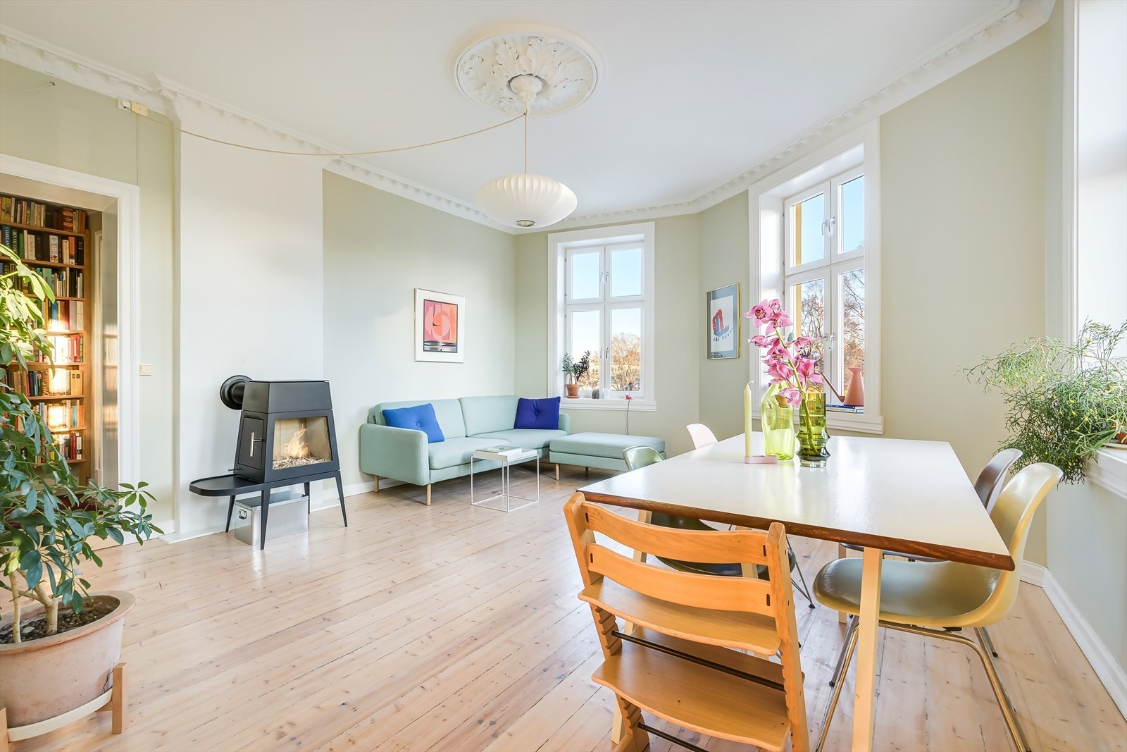 Hjørneleiligheten er på toppen og nyter usjenert utsikt med gode lysforhold Galleribilde