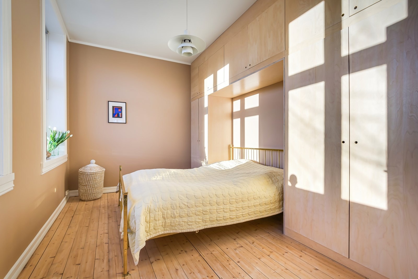 Hovesoverom med arkitekttegnet og plassbygget skap til oppbevaring. Garderobeskapene medfølger. Galleribilde