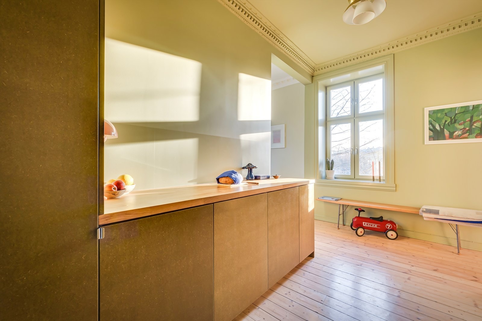 Kjøkkenet er godt utnyttet og byr på rikelig med skap- og benkeplass Galleribilde