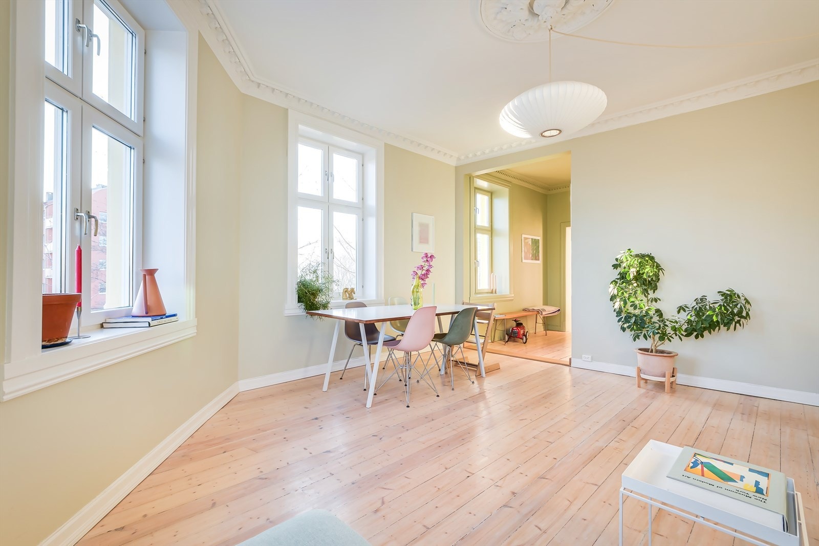 Leiligheten har delvis åpen stue og kjøkken. Det er stor åpning mellom rommene Galleribilde