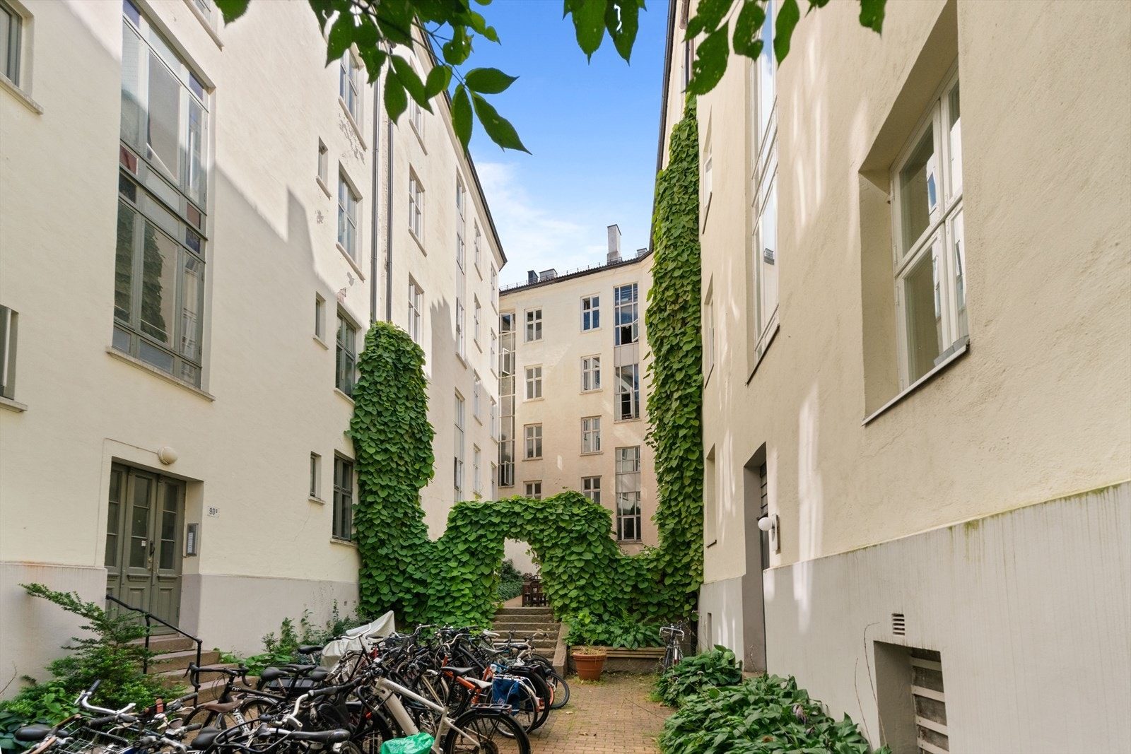 Hyggelig bakgård med sykkelparkering Galleribilde