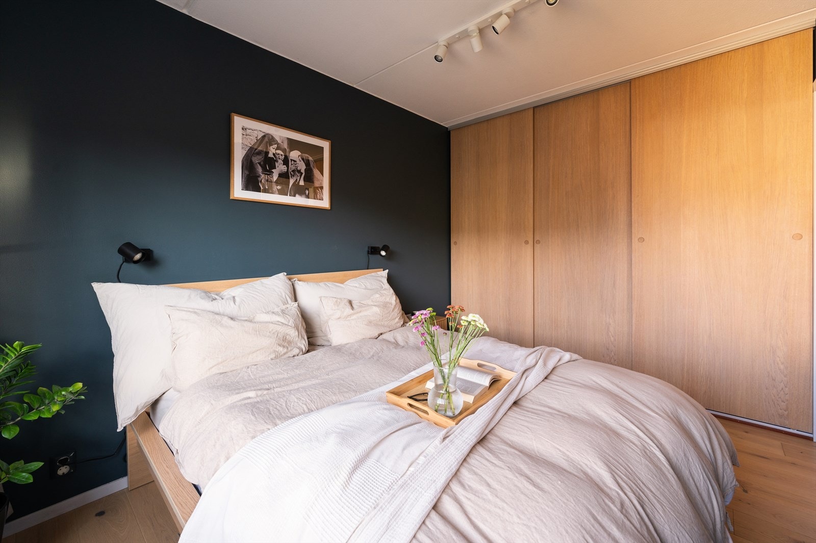 En romslig skyvedørsgarderobe gir godt med oppbevaringsplass til klær og øvrige eiendeler. Galleribilde