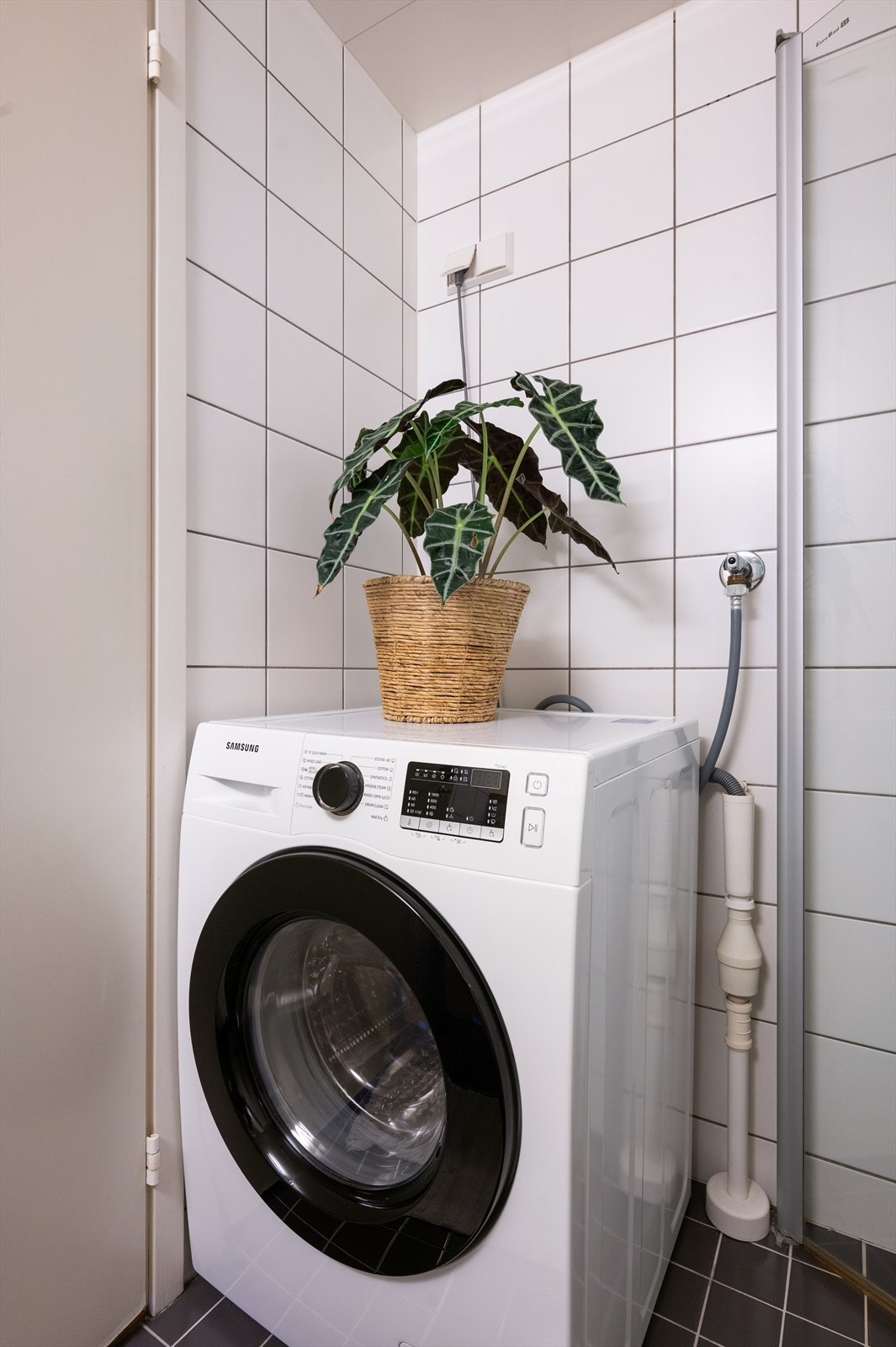 Det er opplegg for vaskemaskin, samt mekanisk avtrekk på badet. Galleribilde