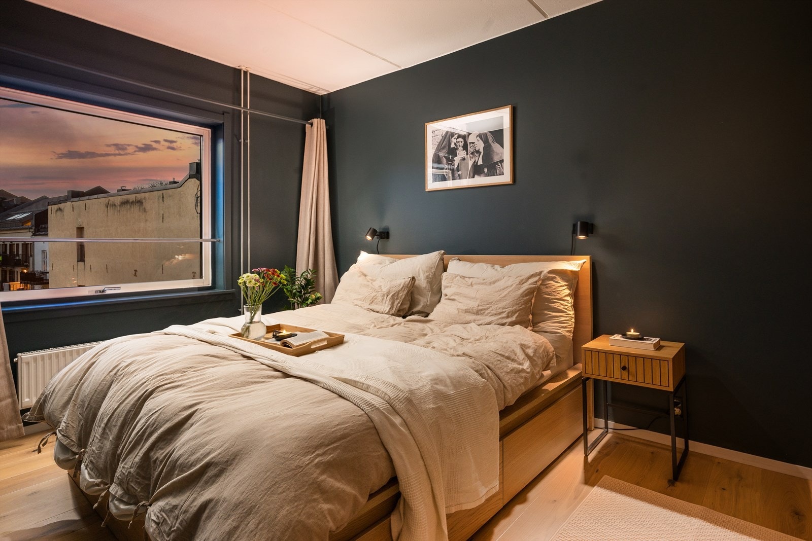 Soverommet er romslig og innbydende, med god plass til en stor dobbeltseng og nattbord på hver side. Galleribilde