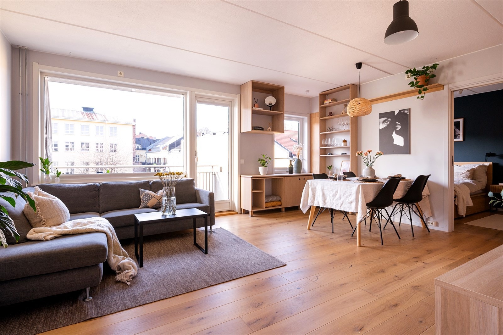 Rommets gode planløsning gir fleksible møbleringsmuligheter med plass til både sofagruppe og et stort spisebord. Galleribilde