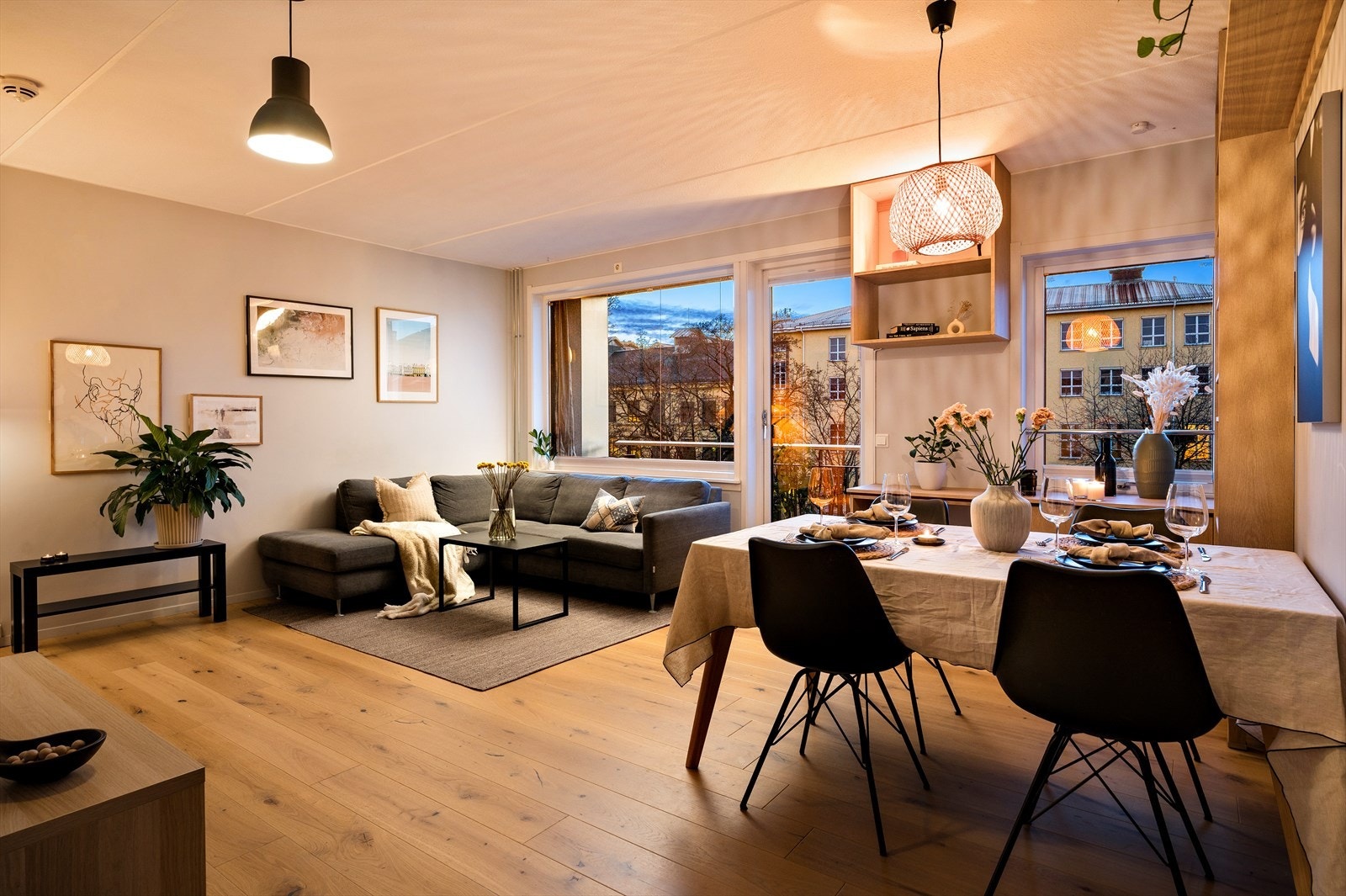 Lys og innbydende stue med nøytrale vegger og en takhøyde på 2,51 meter. Galleribilde