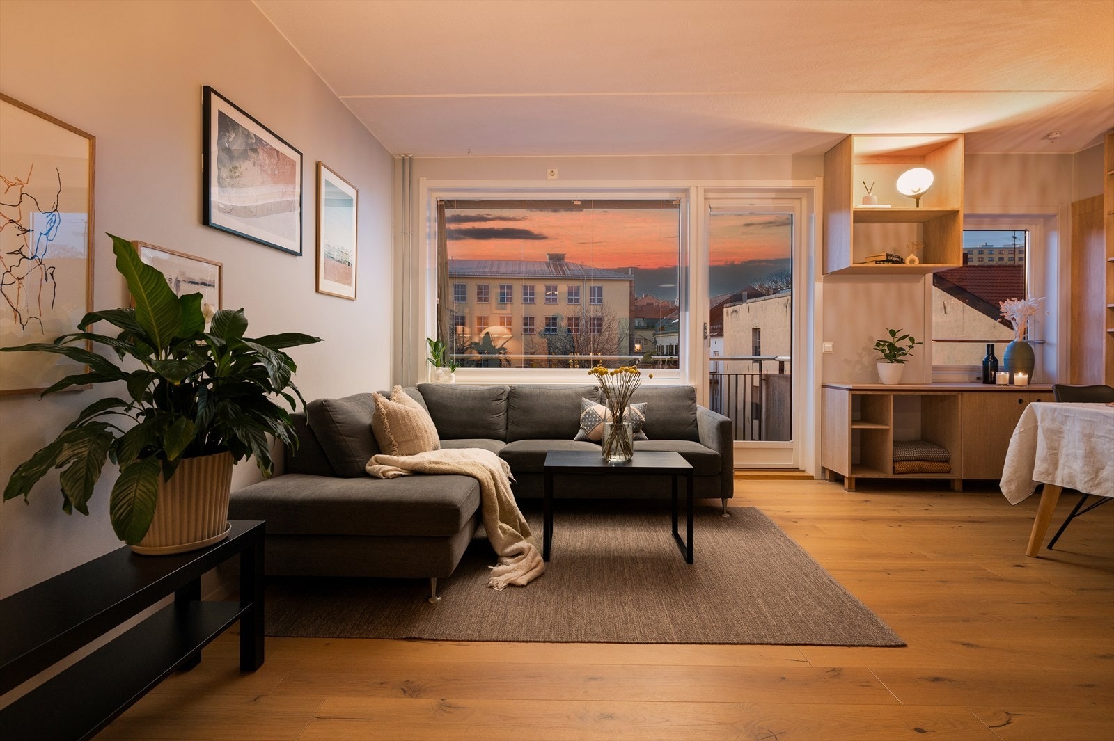 De store vindusflatene (fra 2004) gir et pent utsyn og skaper en luftig og behagelig atmosfære i stuen. Galleribilde