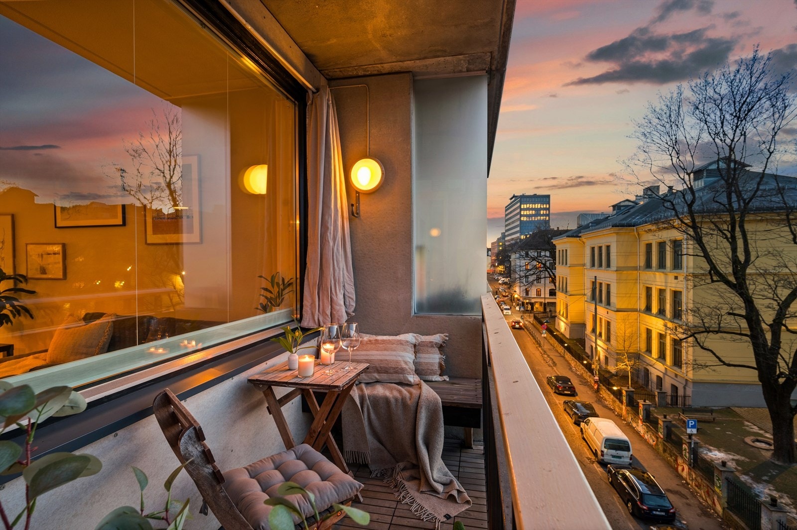 Fra stuen er det utgang til en nordvestvendt balkong på ca. 4 kvm. Galleribilde