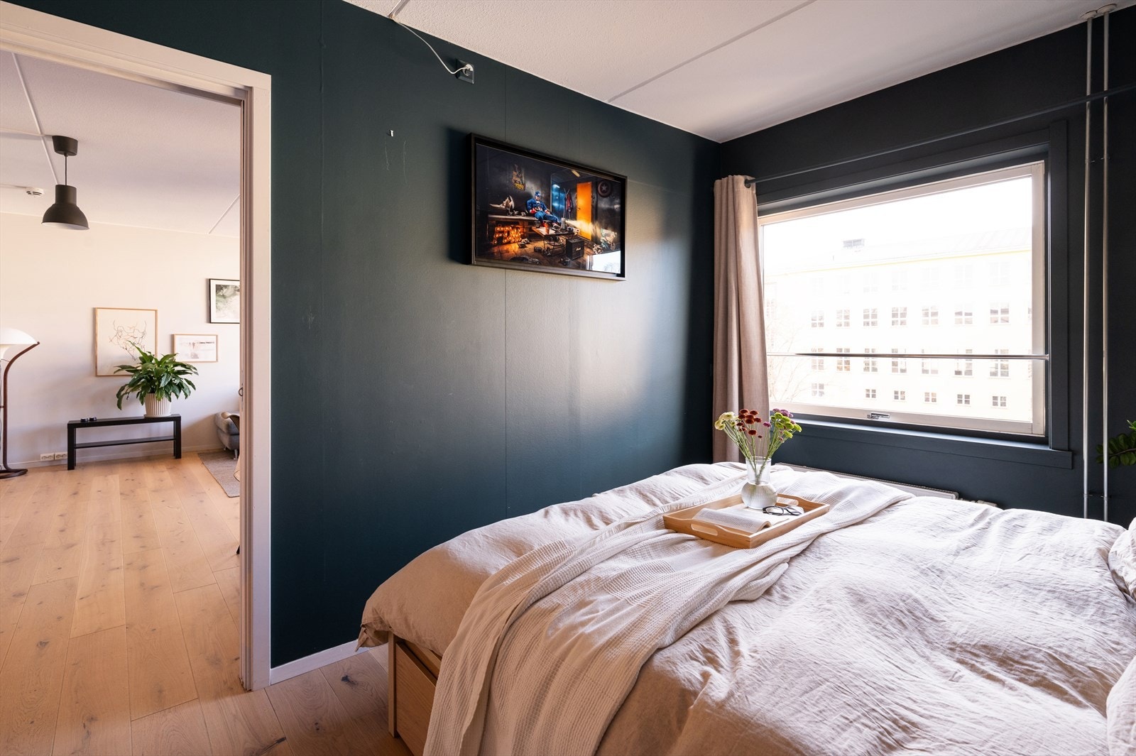 Veggene er malt i en mørkere nyanse som skaper en lun og avslappende atmosfære. Galleribilde