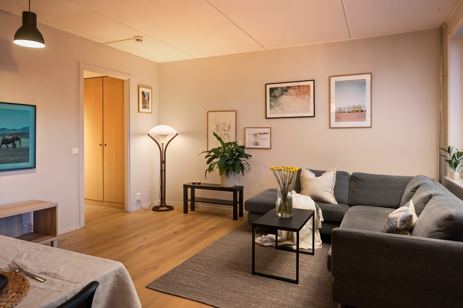 Gulvet er belagt med stilfull 1-stavs parkett og veggene er holdt nøytrale. Galleribilde