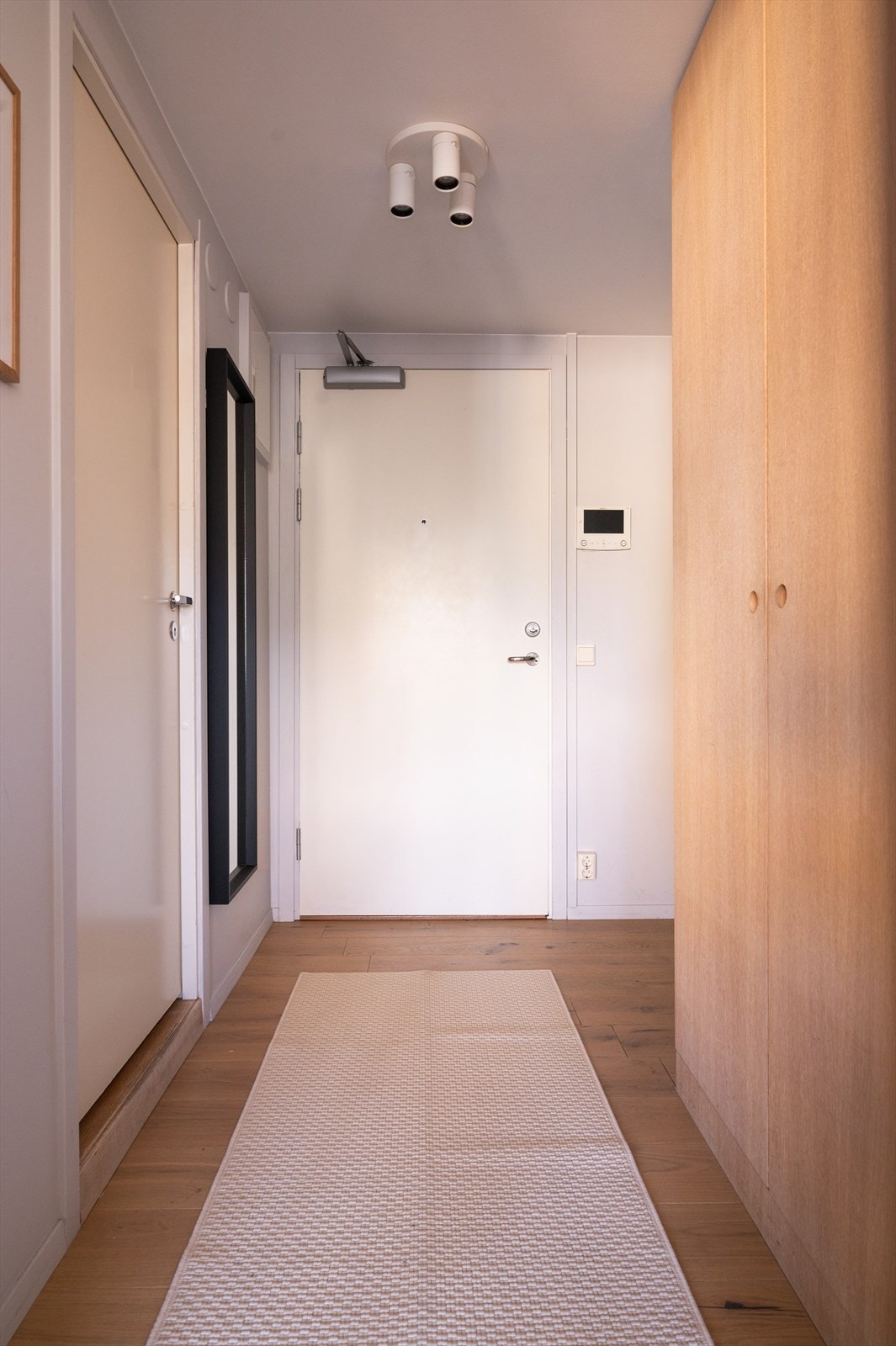 Leiligheten har en stor og innbydende entré med garderobeskap som gir god oppbevaringsplass for yttertøy og sko. Galleribilde