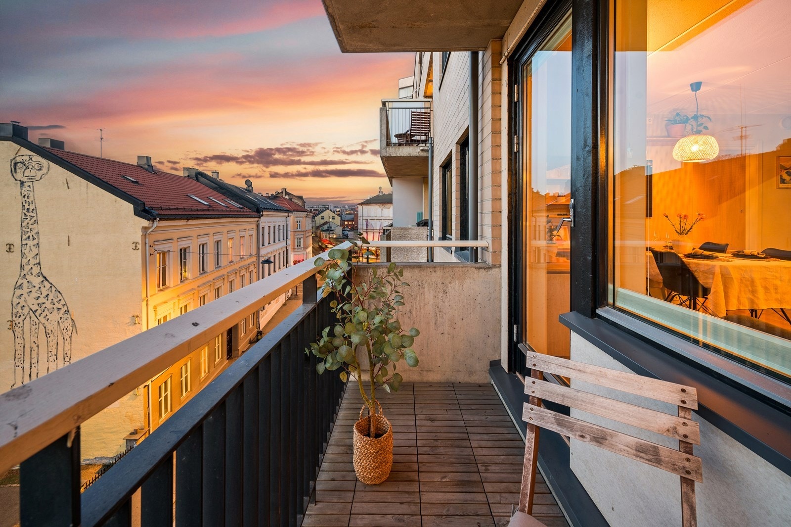 Det er lagt trefliser på gulvet, og det er plass til et trivelig caféssett hvor du kan nyte utsikten og kveldssolen på sommerstid. Galleribilde